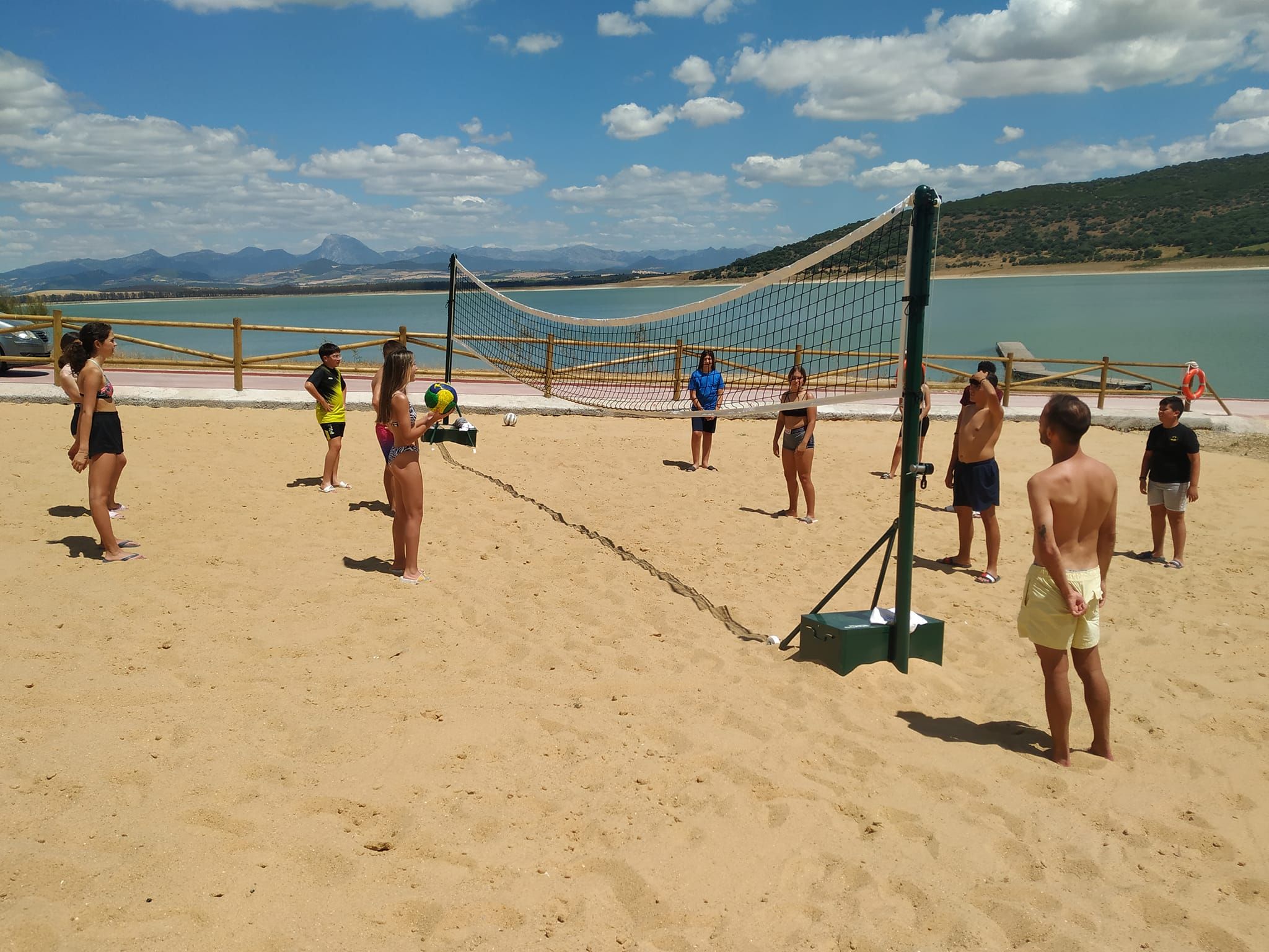 Jóvenes jugando en la playita